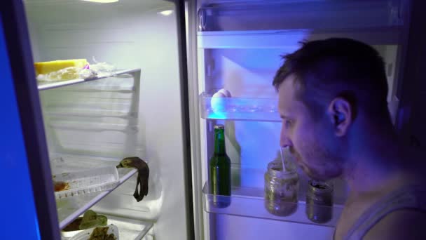 Una Crisis Desempleado Buscando Comida Refrigerador Sobras Falta Dinero Debido — Vídeos de Stock