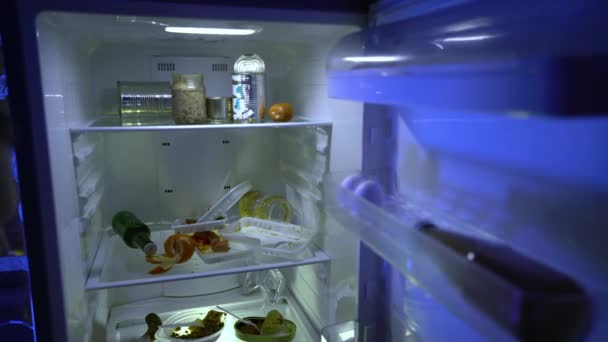 Falta Dinero Debido Crisis Financiera Desempleado Buscando Comida Refrigerador Sobras — Vídeo de stock