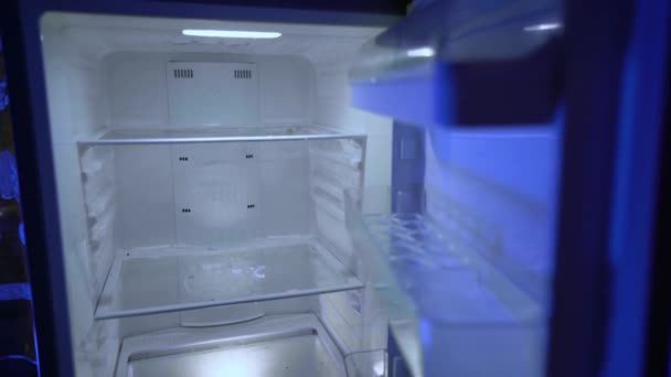 Frigo Vide Homme Renvoyé Souffre Dépression Insomnie Une Crise Chômeurs — Video