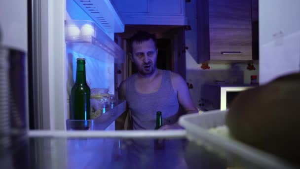 Arbeitslose Auf Der Suche Nach Lebensmitteln Kühlschrank Reste Geldmangel Aufgrund — Stockvideo