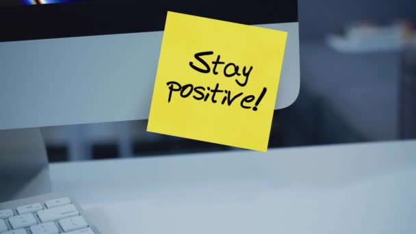 Zůstaň Pozitivní Lepkavé Poznámky Nápis Nálepce Monitoru Zpráva Motivace Připomínka — Stock video