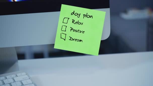 Notas Pegajosas Plano Dia Inscrição Autocolante Monitor Mensagem Motivação Lembrete — Vídeo de Stock