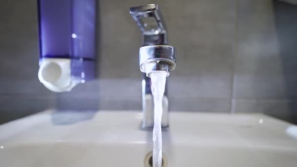 Lavabodaki Sıcak Sudan Çıkan Buhar Sıcak Musluk Suyu Banyodaki Musluktan — Stok video