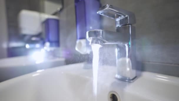 水槽里热水中的蒸汽 热自来水 暖水从浴室的水龙头流出来 用肥皂洗手 预防大脑皮层病毒大流行 水上飞机手部卫生 — 图库视频影像