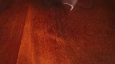 Dolar karşılığı tıbbi maske almak. Dünya ekonomik krizi. Salgında tam bir işsizlik. Masada para ve maske var. İş kazası ve ekonomik çöküş. 100 dolarlık banknotlar..