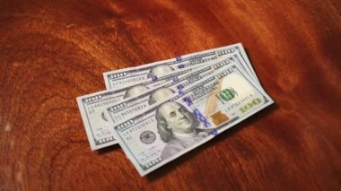 Dolar karşılığı tıbbi maske almak. Dünya ekonomik krizi. Salgında tam bir işsizlik. Masada para ve maske var. İş kazası ve ekonomik çöküş. 100 dolarlık banknotlar..