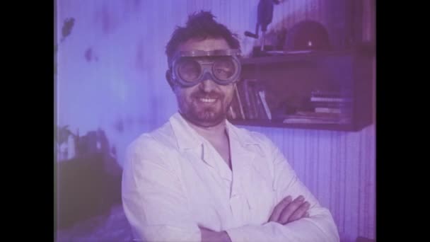 一个戴大眼镜的书呆子在实验室里做研究 一位80年代的医生治疗了这种病毒 带有老式氛围的档案复古视频 Vhs旧电视 Glitch视频损坏 — 图库视频影像