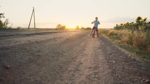 Niño Monta Bicicleta Una Carretera Rural Ciclismo Infantil Vacaciones Verano — Vídeos de Stock