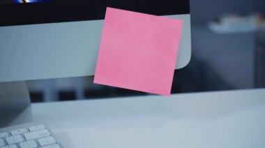 Yapışkan notlar. Monitörde kağıt etiketi var. Hatırlatma. Mesaj için yer var. Önemli davaların listesi. Bir çalışana, bir meslektaşa mesaj var. Yazı için yer açın. Takip için. İzole edilmiş. Ofis.