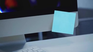 Yapışkan notlar. Monitörde kağıt etiketi var. Hatırlatma. Mesaj için yer var. Önemli davaların listesi. Bir çalışana, bir meslektaşa mesaj var. Yazı için yer açın. Takip için. İzole edilmiş. Ofis.