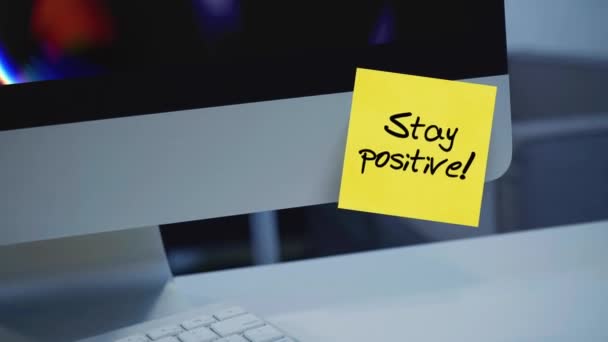 Mantente Positivo Notas Pegajosas Inscripción Pegatina Del Monitor Mensaje Motivación — Vídeos de Stock