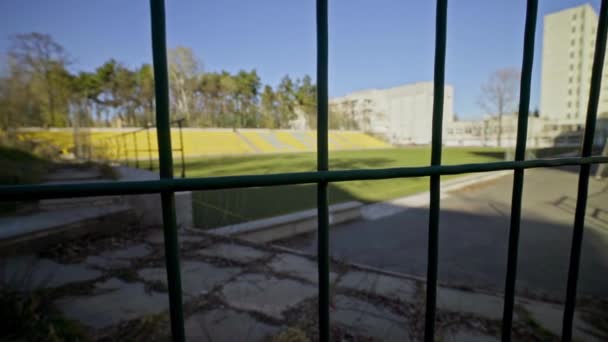 Estadio Está Cercado Con Una Cerca Hierro Asientos Vacíos Estadio — Vídeo de stock