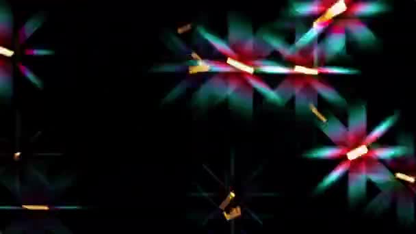 Des confettis dorés tombent. Des paillettes multicolores. Rayons, éblouissement, reflet, lueur, arc-en-ciel. Confetti d'or réaliste. Particules de luxe scintillantes. Nouvel an, Noël, fête, anniversaire, concert .