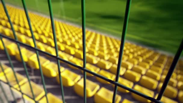 Das Stadion Ist Mit Einem Eisernen Zaun Umzäunt Leere Sitze — Stockvideo