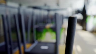 Restoran Barın İçi. Coronavirus salgını yüzünden müşterisi olmayan boş bir kafe. Restoranda sandalyeler baş aşağı duruyor. Küresel kriz, iş iflası, işsizlik.