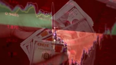 Dünya ekonomik krizi. Tüccar para sayar. 100 dolarlık banknotlar. Yanıp sönen kırmızı ışık. Finansal durgunluk, durgunluk, kriz, iş kazası ve ekonomik çöküş kavramı. Yıldırım çarpması.