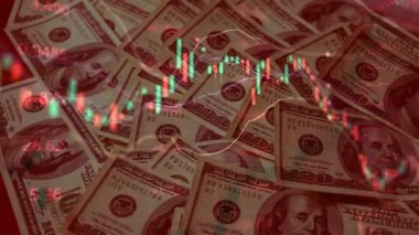 100 dolarlık banknotlar. Yanıp sönen kırmızı ışık. Finansal durgunluk, durgunluk, kriz, iş kazası ve ekonomik çöküş kavramı. Yıldırım, Fırtına. 