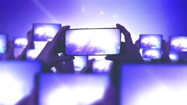 Fans Spelar Videor Smartphones Många Smartphones Musikaliskt Koncept Levande Ström — Stockvideo