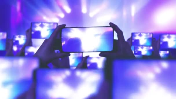 Szczęśliwi Ludzie Koncercie Dużo Smartfonów Fani Nagrywają Filmy Smartfonach Koncepcja — Wideo stockowe