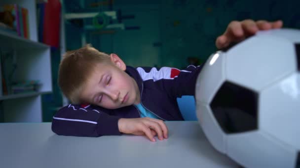 Der Junge Träumt Davon Mit Freunden Fußball Spielen Trauriges Kind — Stockvideo