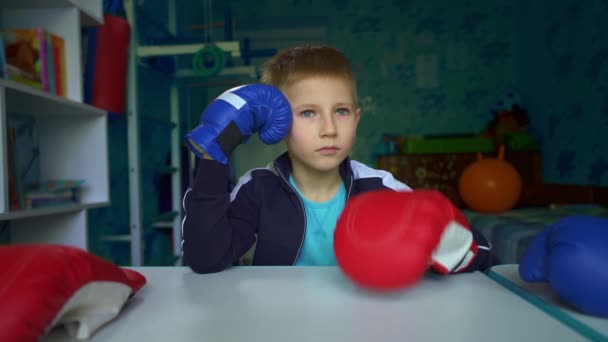 Chlapec Sní Tom Bude Hrát Přáteli Smutný Chlapec Boxerských Rukavicích — Stock video