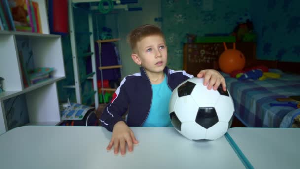 Enfant Bouleversé Regarde Par Fenêtre Pendant Quarantaine Triste Enfant Assoit — Video