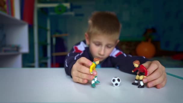 Futbolcu Figürleri Oynayan Üzgün Çocuk Çocuk Arkadaşlarıyla Futbol Oynamayı Hayal — Stok video