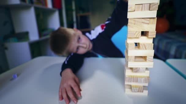 Szomorú Gyerek Egyedül Jengázik Kölyök Épít Egy Tornyot Jenga Blokkokból — Stock videók