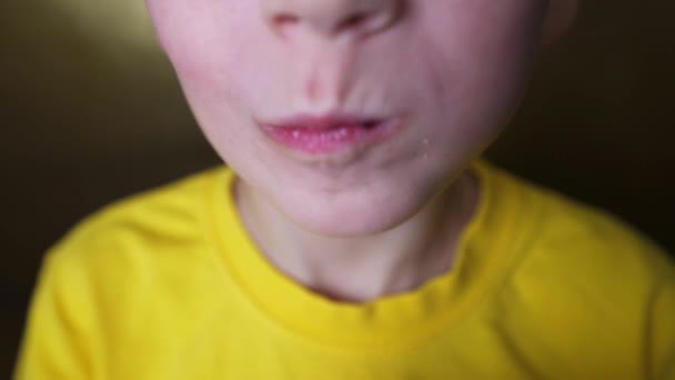 Enfant Heureux Qui Mange Beignet Chocolat Snacking Enfant Sur Malbouffe — Video