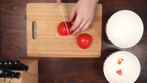 Corte de tomates para preparação de salada saudável — Vídeo de Stock