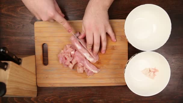 Різання м'яса для приготування їжі — стокове відео