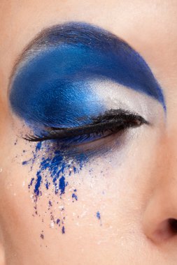 Mavi fantezi ile kapalı göz makyaj