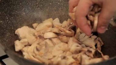 Et ve mutfak bir tavada mantar