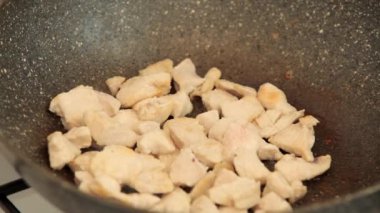 Et ve mutfak bir tavada mantar