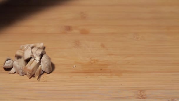 Різання грибів ножем на кухні — стокове відео
