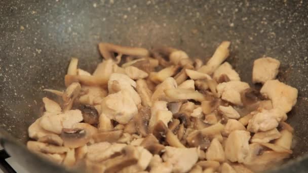 Viande et champignons sur une casserole dans la cuisine — Video