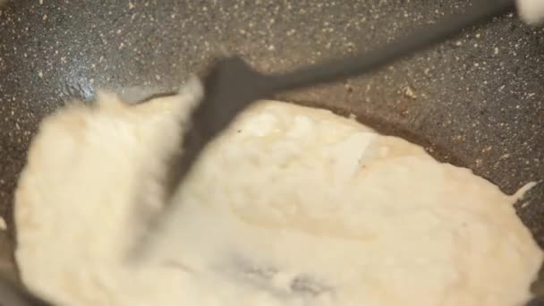 肉和平底锅在厨房上的蘑菇 — 图库视频影像