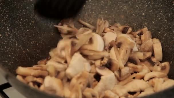 Et ve mutfak bir tavada mantar — Stok video
