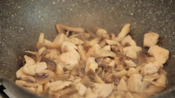 Viande et champignons sur une casserole dans la cuisine — Video