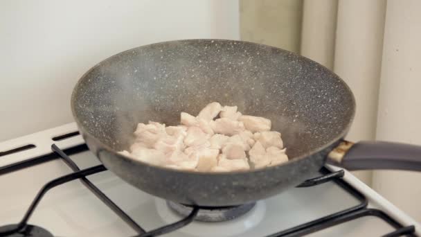Мясо и грибы на сковороде на кухне — стоковое видео