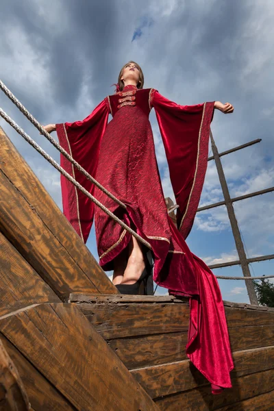 Mulher em roupas vintage em um barco — Fotografia de Stock