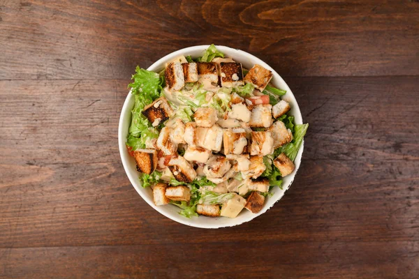 Salada de carne e legumes frescos e saudáveis — Fotografia de Stock