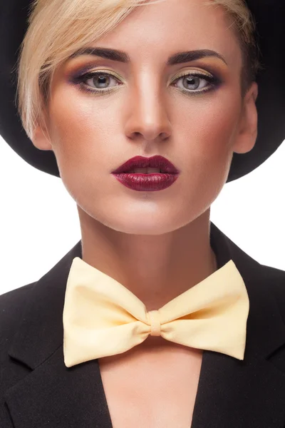 Belle femme avec un chapeau et maquillage professionnel — Photo