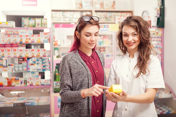 Farmacêutico e cliente numa farmácia — Fotografia de Stock