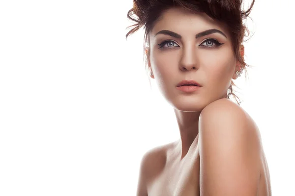 Prachtige vrouw met natuurlijke make-up en kapsel — Stockfoto