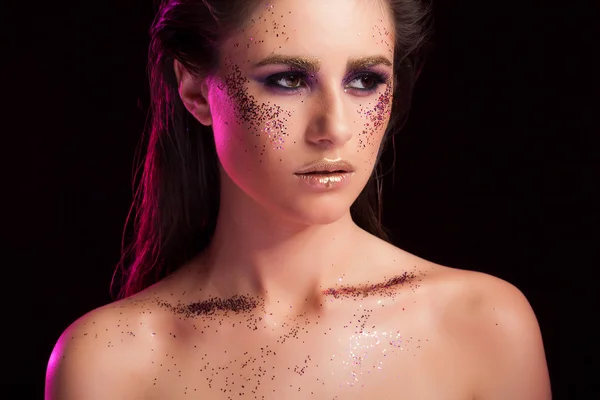 Hermosa mujer con maquillaje púrpura — Foto de Stock