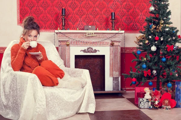 Femme en vêtements confortables à côté de l'arbre de Noël — Photo