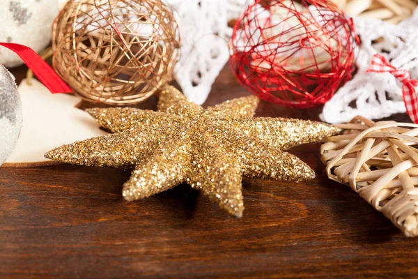 Estrella de oro de Navidad delante de otros adornos — Foto de Stock