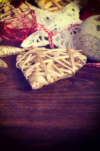 Szív karácsonyi díszek, a szüreti fa háttér — Stock Fotó