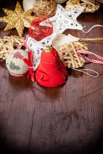 Diferentes decoraciones navideñas sobre fondo de madera — Foto de Stock